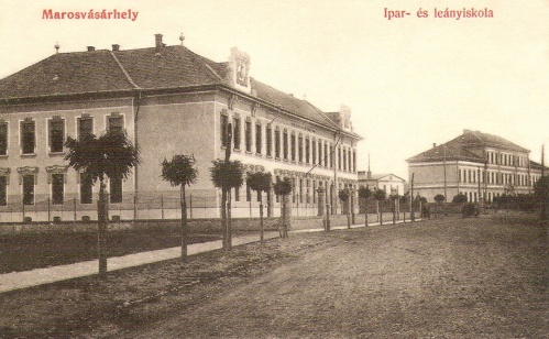 Marosvásárhely:elemi népiskola és ipari iskola,balra a Kisfaludy Károly utca.1909