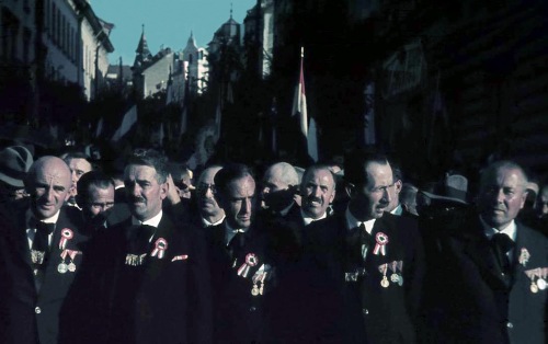 első világháborús veteránok kitüntetéseikkel a Bolyai utcánál,1940 szept. 10-én.