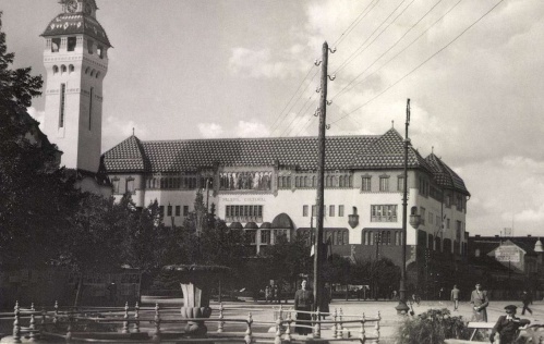 Városháza,Kultúrpalota,szökőkút és jobbra az evangélikus templom,1939.