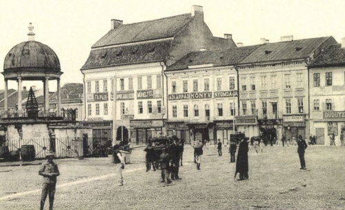Zenélő-kút,Apolló palota és Lábas-ház a Dudutz sarokkal,1905-ben.