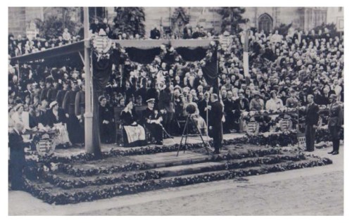 Kolozsvár:Teleki Pál beszédet mond Horthy Miklós előtt.1940