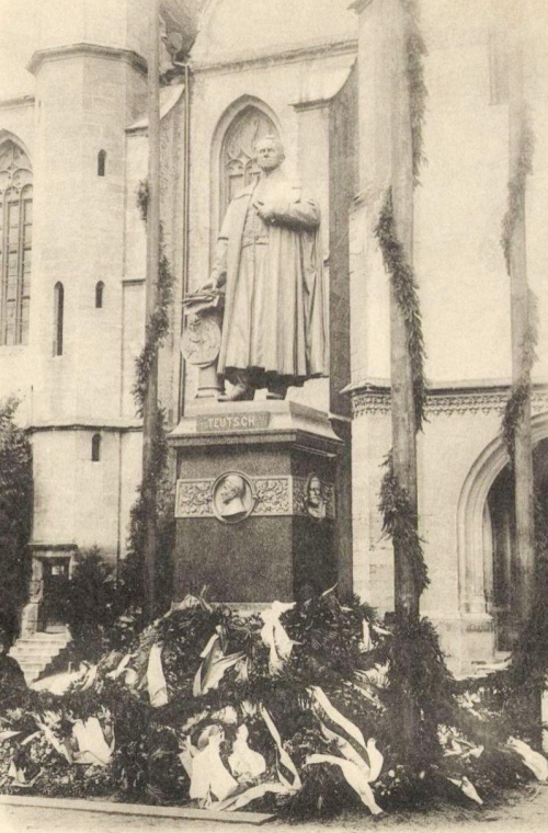 Georg Daniel Teutsch evangélikus püspök szobra,felavatták:1899 aug.19-én.